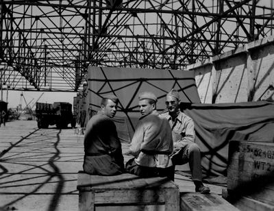 Советские солдаты и американец на складе аэродрома под Полтавой