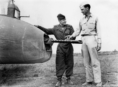 Лейтенант Ворожеев и сержант Thomas Summe у кормовой огневой установки американского тяжелого бомбардировщика Б-17