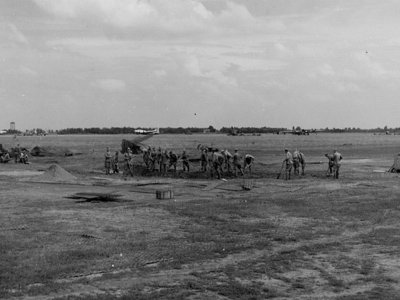 Советские солдаты ремонтируют аэродром 169-й авиабазы особого назначения под Полтавой после немецкой бомбардировки