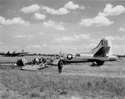 Советский часовой у сгоревшего бомбардировщика B-17