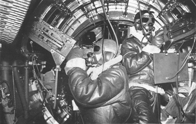Бортстрелки американского бомбардировщика B-17 у пулеметов Браунинг M2