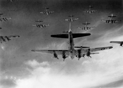 Группа американских бомбардировщиков В-17 в полете