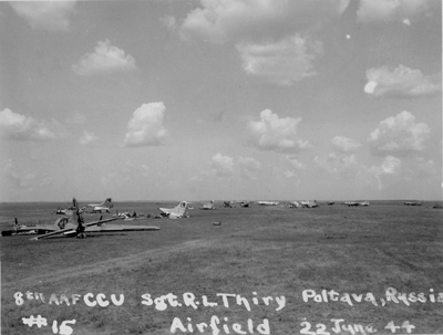 Обломки американского бомбардировщика B-17 на аэродроме под Полтавой