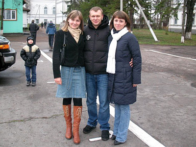 Сашко Положинський разом з Маргаритою Сєрою (ліворуч) і Мариною Губською (праворуч)