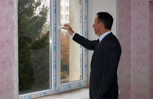Андрій Матковський перевіряє нове вікно у дитячому садочку