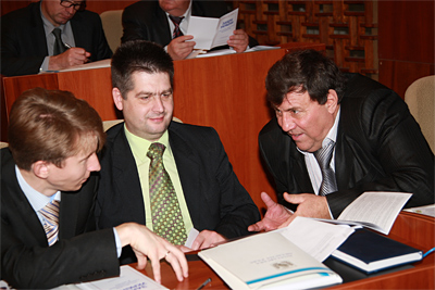 Игорю Проценко (по центру) помогут коллеги