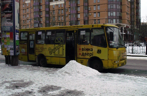 Один из пострадавших автобусов на остановке «Улица Сенная»