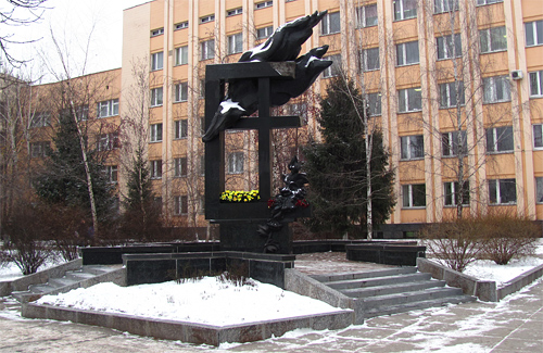 Памятник жертвам аварии на Чернобыльской АЭС в Полтаве