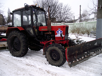 5 тракторів, що будуть прибирати сніг