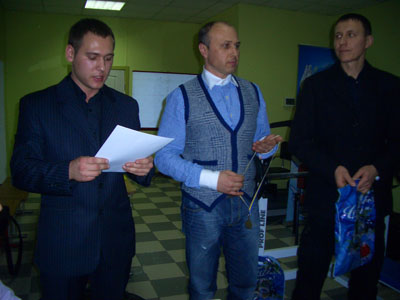 С Корнієнко та О. Чепур вручають нагороди учаснкам змагань