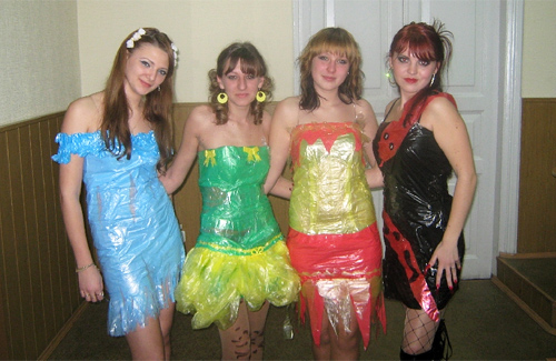 Дівчата в дизайнерських сукнях із пакетів для сміття