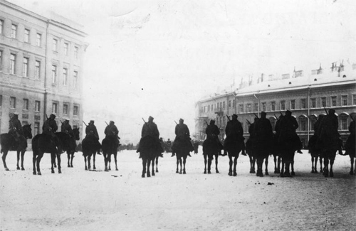 9 января 1905 г. Кавалеристы у Певческого моста задерживают движение шествия к Зимнему дворцу
