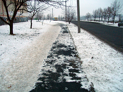 На Огнивке впервые за два зимы расчистили пешеходные дорожки