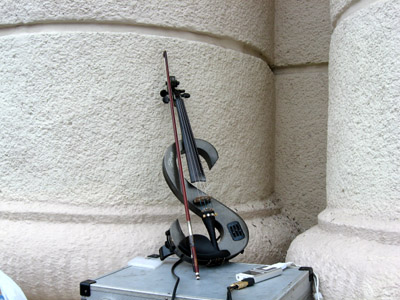 скрипка у вигляді знаку «$»