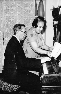 Ісаак Бартишев у себе вдома за фортепіано з дружиною. 1975 р.