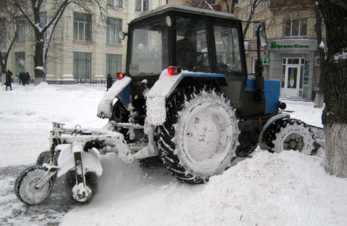Снегоуборочный трактор на Театральной площади