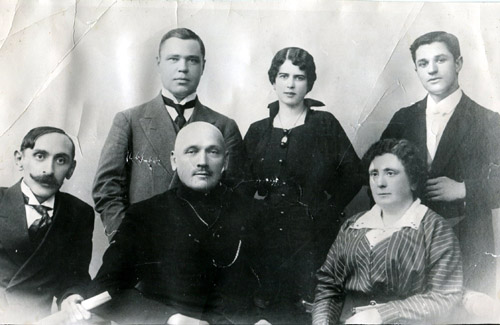 Перший директор Полтавсього музичного училища (центральна постать в нижньому ряді) Дмитро Ахшарумов