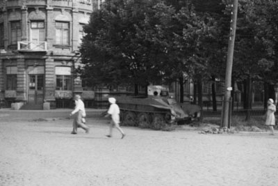 БТ-2 біля будівлі нинішнього Полтавського обласного архіву