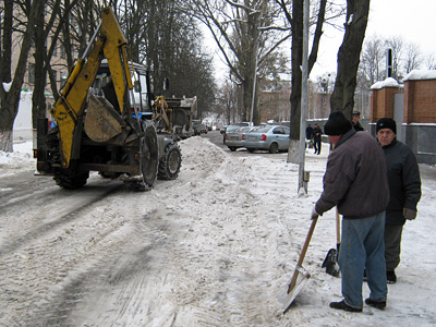 Техника убирает снег с полтавских улиц