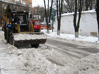 Техника убирает снег с полтавских улиц