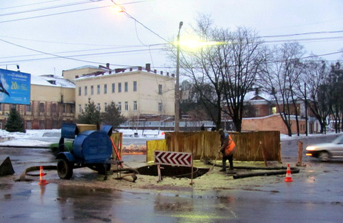 Авария на канализационном коллекторе на перекрестке улиц Сенной и Пушкина