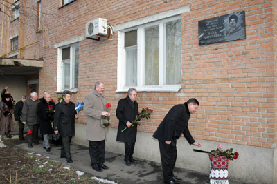 Покладення квітів до меморіальної дошки Р.П. Кириченко