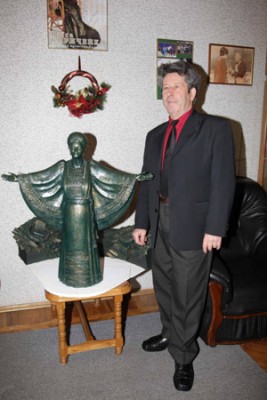 Микола Кириченко біля макету пам’ятника Раїсі Кириченко