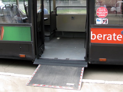 Автобус, обустроенный выдвижным пандусом для инвалидов