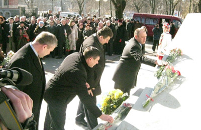 Покладення квітів до пам’ятнику Т.Г. Шевченку