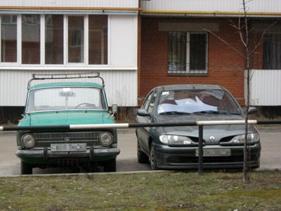 старинные советские создания автопрома мирно соседствуют с иномарками.