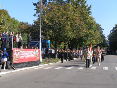 Парад на вулиці леніна. день міста 29 вересня 2010 року. Липи зустрічають свою останню осінь.