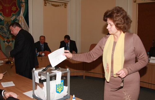 Наталья Удовицкая голосует за секретаря горсовета