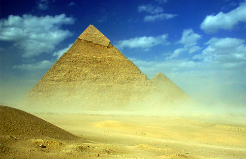 В стране пирамид наступил период песчаных бурь