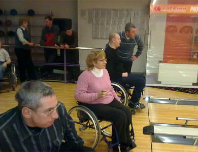 Инвалиды-колясочники Полтавы сыграли в боулинг