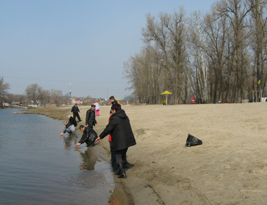 Волонтери звільнили від сміття перший міський пляж Полтави