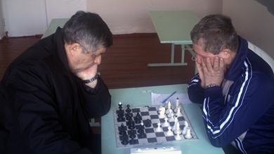 Олег Позняк (зліва) грає з Миколою Резніком