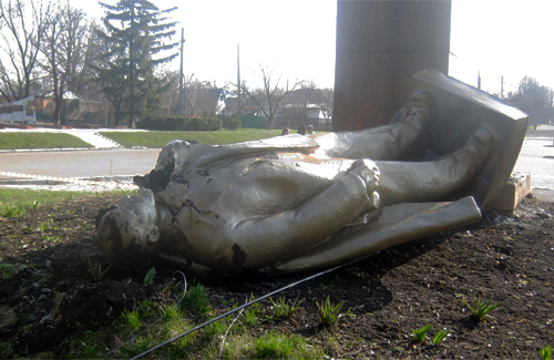 Пам’ятник Леніна у Шишаках, пошкоджений вандалами