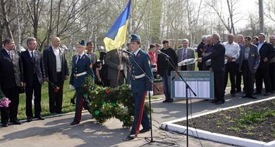 Поблизу пам’ятника чорнобильцям у Семенівці сьогодні зібралося близько 250 осіб