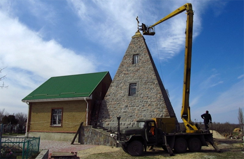 В пирамиде-усыпальнице на Полтавщине открыли церковь