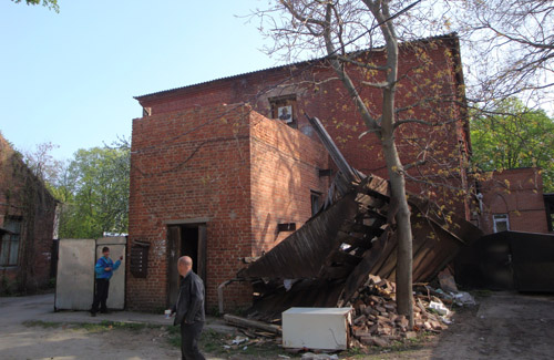 Будинок на Жовтневій, 3 руйнує один із мешканців