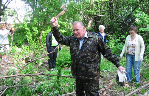 Голова профкому лікарні Петро Пінчук на вирубці сухих дерев