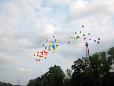 Акція на березі Ворскли завершилася запуском у небо різнокольорових кульок