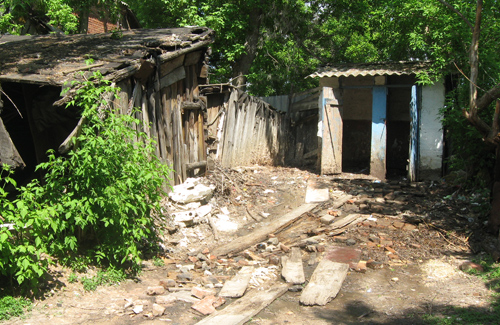 Вже два роки подвір’я будинку по вулиці Чапаєва, 4 заливають нечистоти із туалету