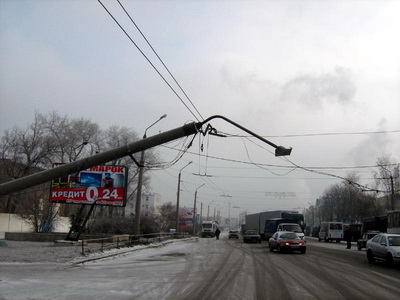 Столб упал и повис на проводах троллейбусной контактной сети