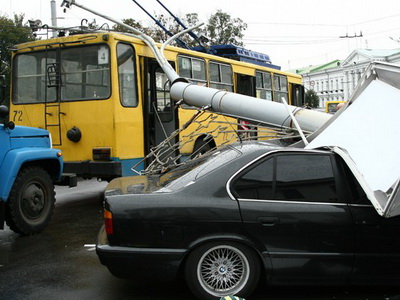 Опора упала на тролейбус и автомобиль BMW