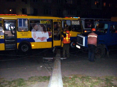 Бетонная опора упала на проежавший автобус «Богдан»