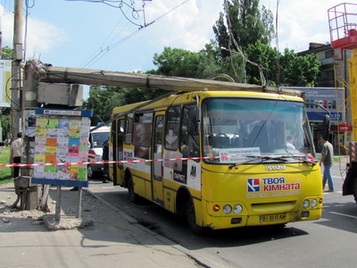 Бетонная опора упала на автобус «Богдан»