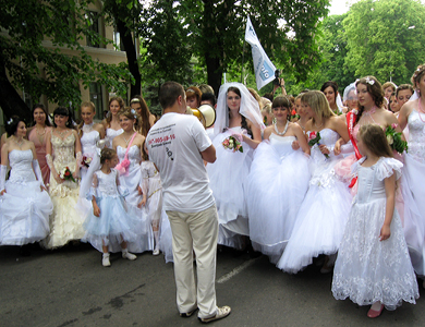 Марш невест в Полтаве