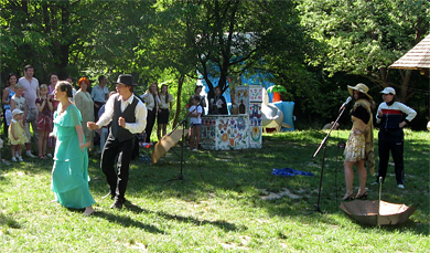 Учасники Театральної студії та Полтавських балаболок виконують виставу «Рукавичка»