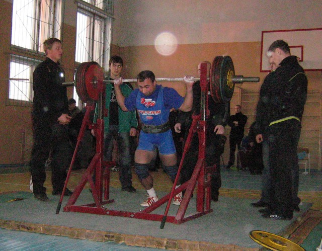 Мдивнишвили Иракли (в/к 82.5), вес штанги - 290 кг